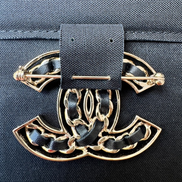 CHANEL 19P CLASSIC GOLD TONE LARGE BIG CC LOGO CHAIN BLACK LEATHER BROOCH PIN - Picture 9 of 10
